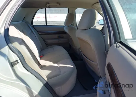 2005 Mercury Grand Marquis Gs z USA, uszkodzony, nr VIN 2MEFM74W05X627357